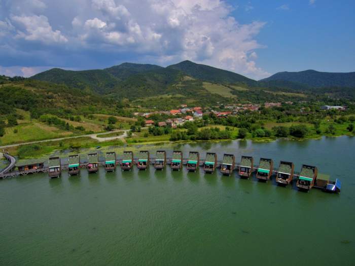 Satul lacustru din România și singurul de la noi din țară. Priveliști de vis din Clisura Dunării, la poalele munților / FOTO