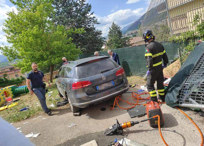 O mașină fără șofer a omorât un copil de 4 ani, în Italia. Autovehiculul a lovit alți cinci copiii care se jucau în curtea unei grădinițe / FOTO
