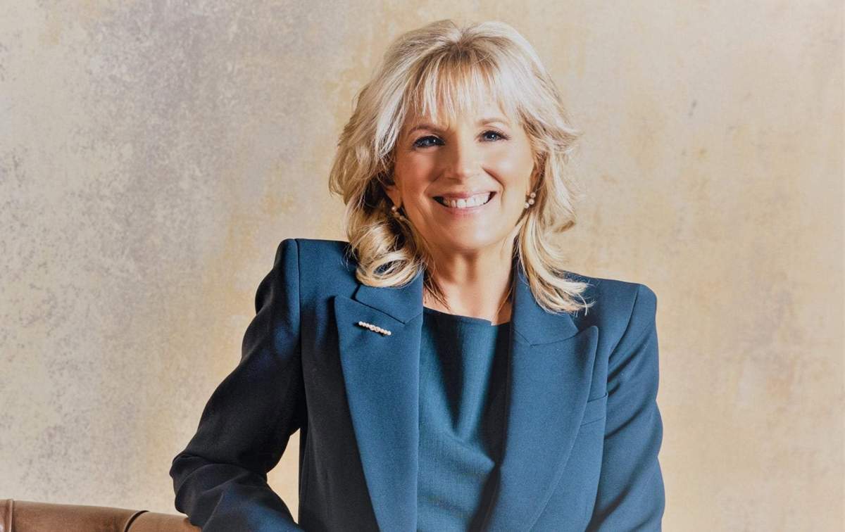 jill biden in costum albastru