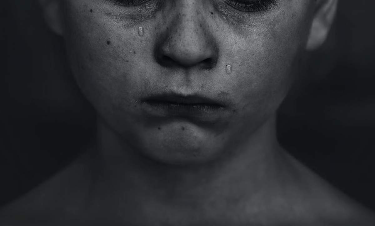 fața unui copil care plânge