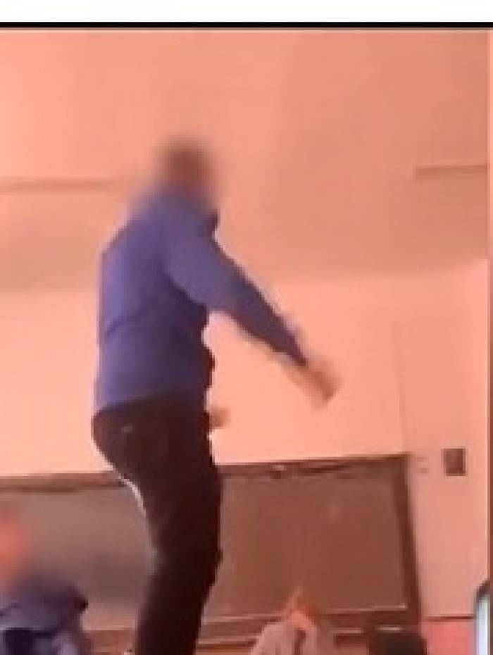 Doi elevi dansează pe bănci, în timp ce profesoara este la catedră. Imaginile de la o școală din Mureș au ajuns virale