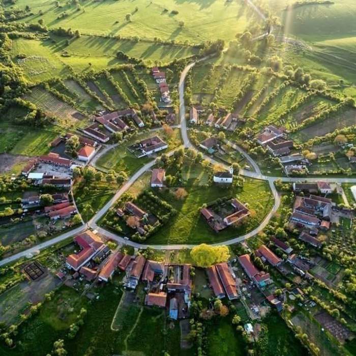 Satul rotund din România! Străinii sunt fascinați de el! Ai idee unde este? / FOTO