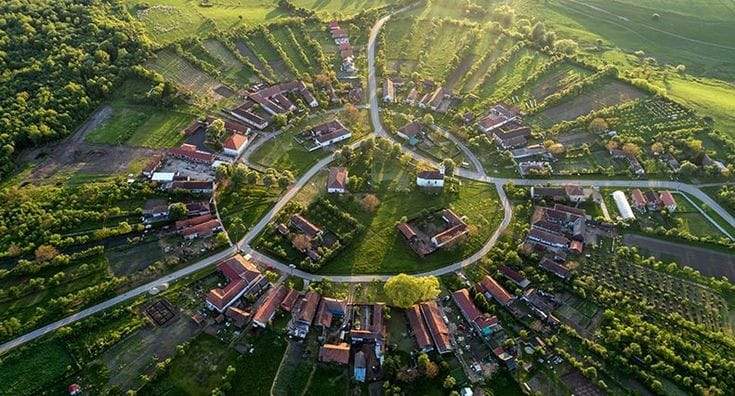 Satul rotund din România! Străinii sunt fascinați de el! Ai idee unde este? / FOTO