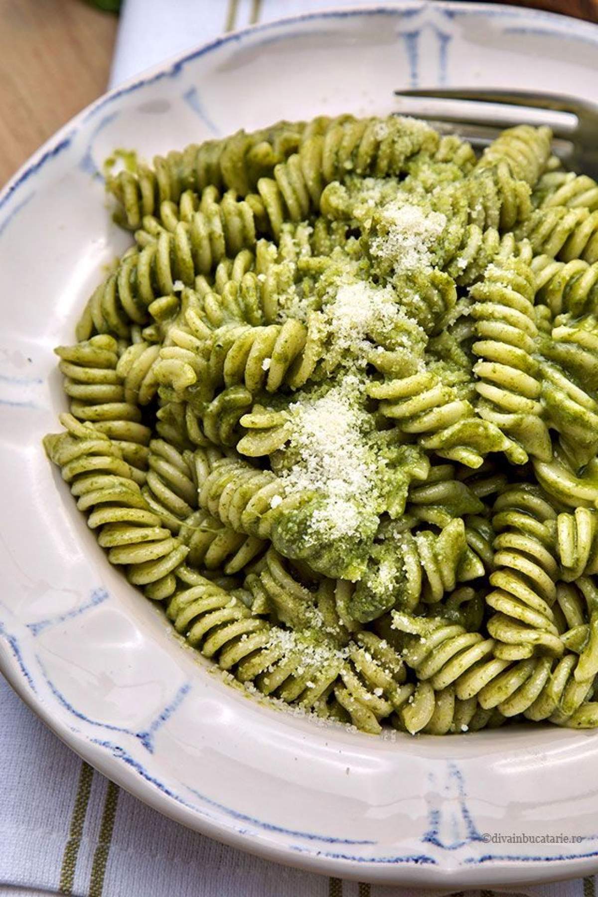 Rețetă de paste cu sos pesto de busuioc. Un preparat delicios pentru perioada călduroasă