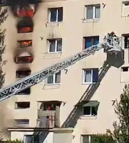 Incendiu violent într-un bloc din Brașov. Zeci de locatari au fost evacuați cu scara / FOTO