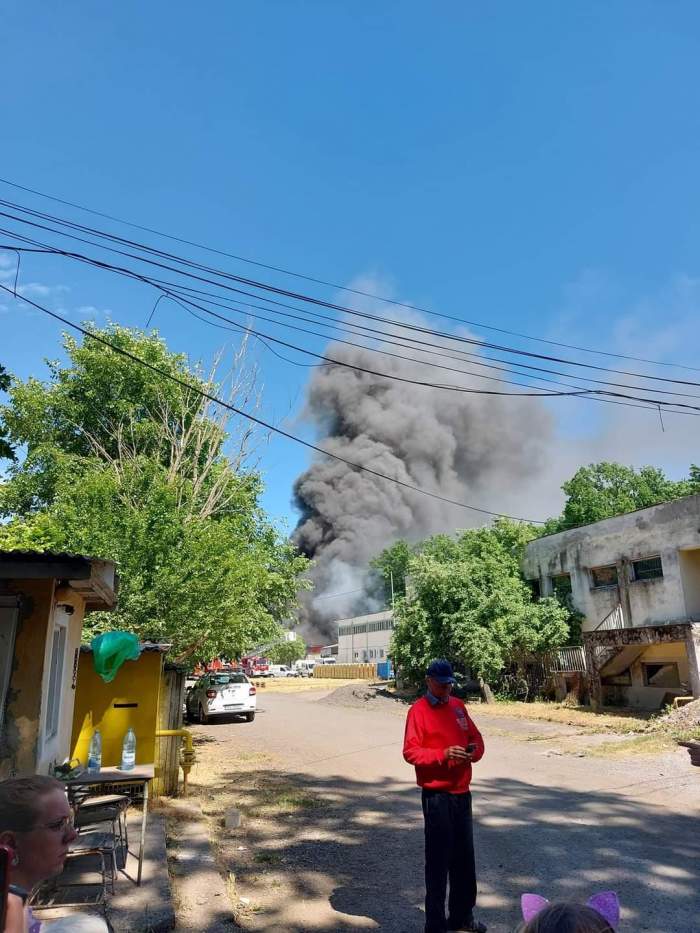 Incendiu devastator în Timișoara. O hală de 400 mp a luat foc / FOTO