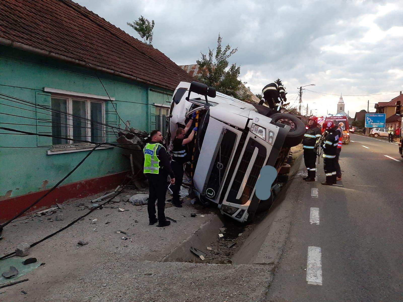 Accident mortal în Maramureș. Un șofer beat a trecut cu TIR-ul peste un bărbat / FOTO