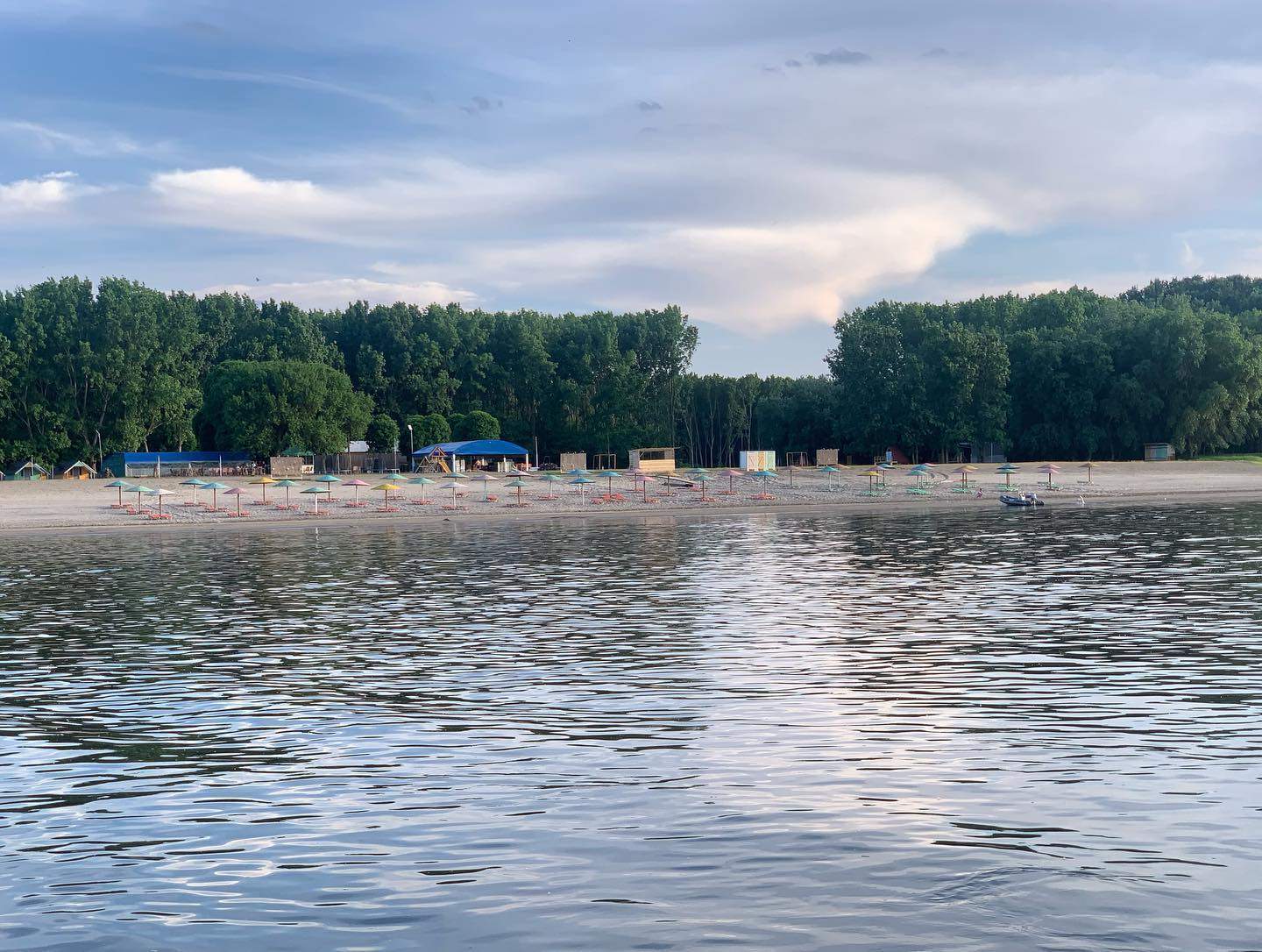 S-a deschis o nouă plajă în România. Este situată la o oră de mers de București. Foto