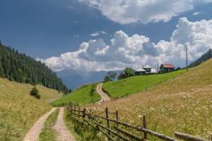 Stațiunea din România unde găsești "Raiul dintre munți". Aici se află poiana unde atingi cerul / FOTO