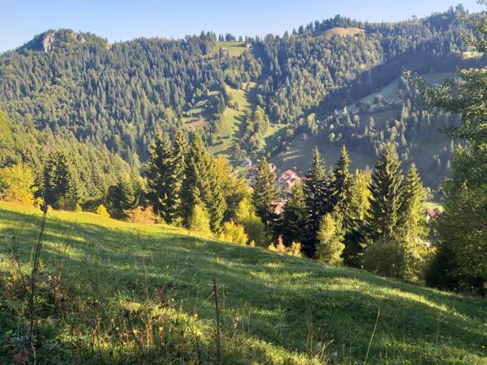 Stațiunea din România unde găsești "Raiul dintre munți". Aici se află poiana unde atingi cerul / FOTO