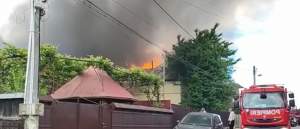 Incendiu devastator în Fălticeni. Un pompier și o femeie au fost răniți / FOTO
