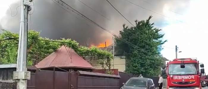 Incendiu devastator în Fălticeni. Un pompier și o femeie au fost răniți / FOTO