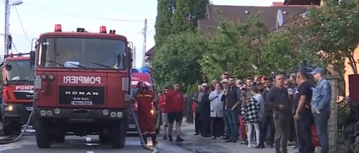 Incendiu devastator în Fălticeni. Un pompier și o femeie au fost răniți / FOTO