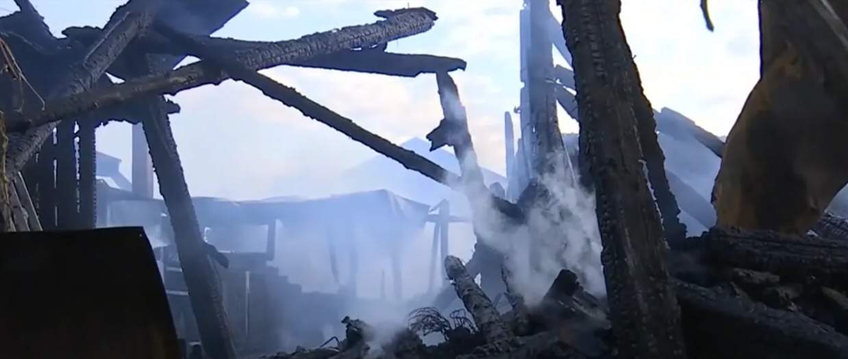 Incendiu devastator în Fălticeni. Un pompier și o femeie au fost răniți / FOTO