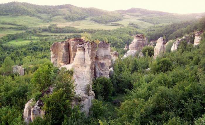 Locul din România unde se află "Grădina Zmeilor". Aici se spune că stâncile "prind viață". Ce găsești când ajungi / FOTO