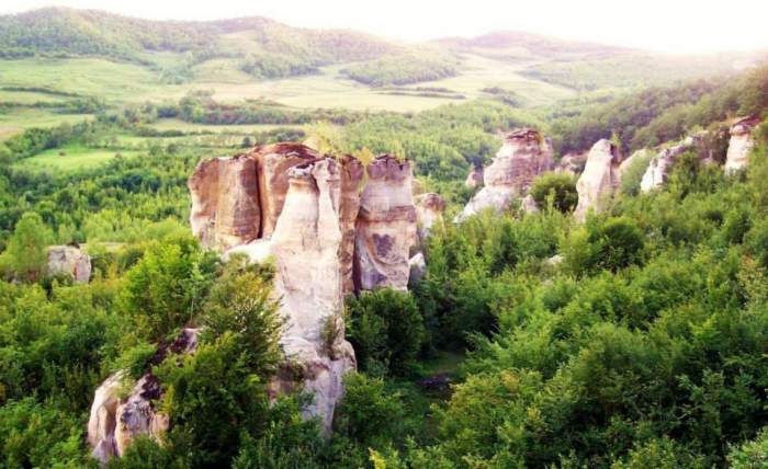 Locul din România unde se află "Grădina Zmeilor". Aici se spune că stâncile "prind viață". Ce găsești când ajungi / FOTO