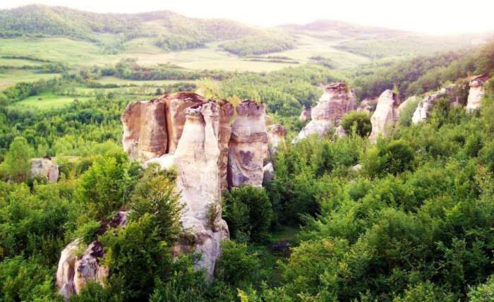 Locul din România unde se află "Grădina Zmeilor". Aici se spune că stâncile "prind viață". Ce găsești când ajungi / FOTO