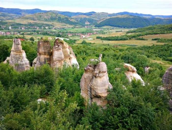 Locul din România unde se află "Grădina Zmeilor". Aici se spune că stâncile "prind viață". Ce găsești când ajungi / FOTO