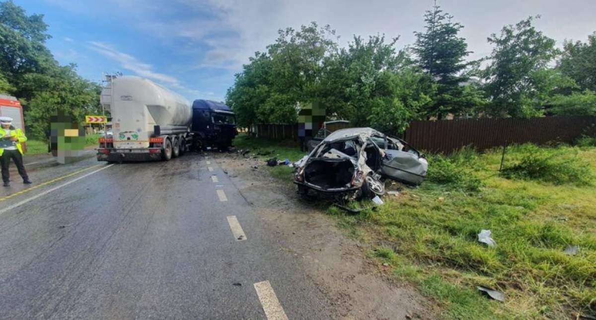 Accident grav pe DN 11, în județul Bacău. Două persoane au murit și o alta a fost grav rănită, după ce o mașină și un TIR s-au ciocnit / FOTO