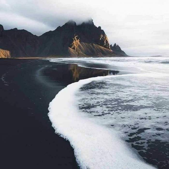 Cele mai frumoase plaje cu nisip negru. Mulți nu știau că există /  FOTO