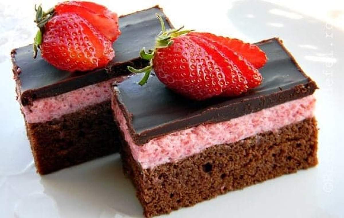 Rețetă de prăjitură cu mousse de căpșuni și glazură de ciocolată. Un desert rapid, simplu și delicios