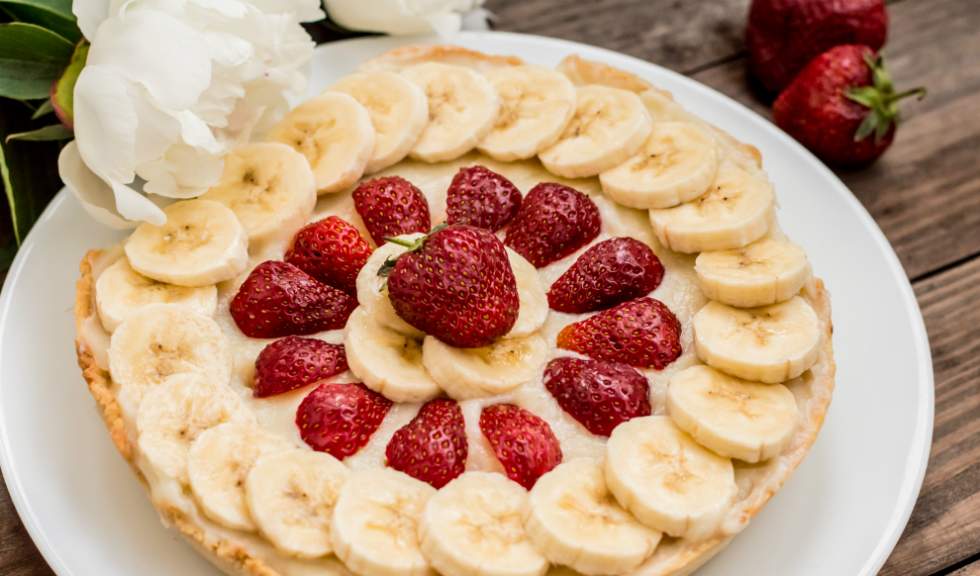Rețetă de tartă cu căpșuni și banane. Un desert ideal pentru weekend