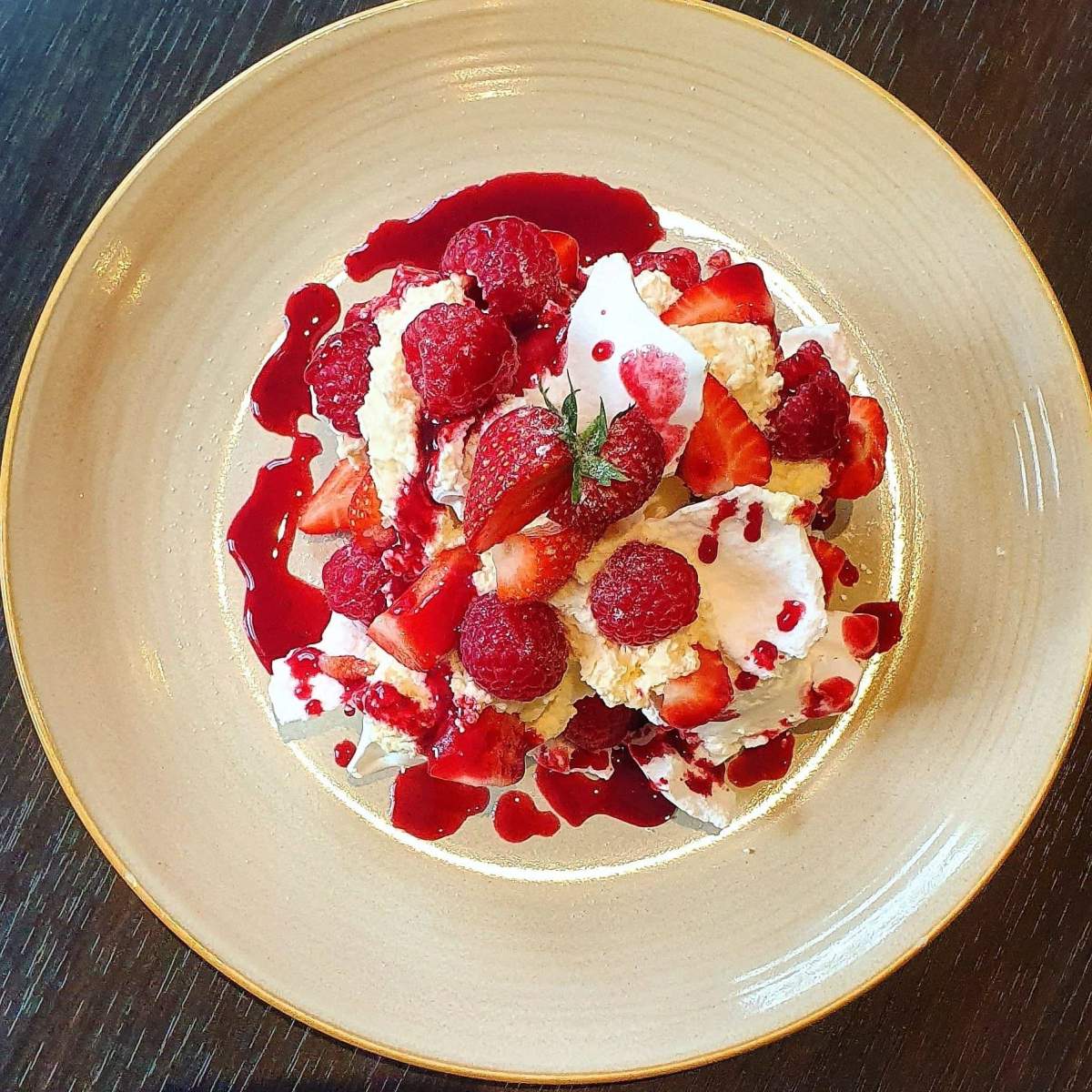 Eton mess Eton mess cu căpșuni. Rețeta unui desert tradițional englezesc cu frișcă