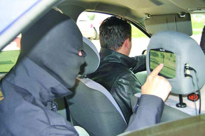 Mașina de filaj de la Antidrog, săltată de Poliția Locală, în timpul unui flagrant / „Ne-au furat mașina cu tehnică!”