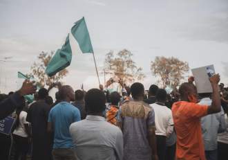 Zeci de oameni morți într-o busculadă, în Nigeria. Victimele stăteau la coadă pentru alimente
