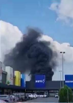 Incendiu puternic în nordul Capitalei, chiar în aceste momente! Pompierii intervin la fața locului cu mai multe echipaje / FOTO