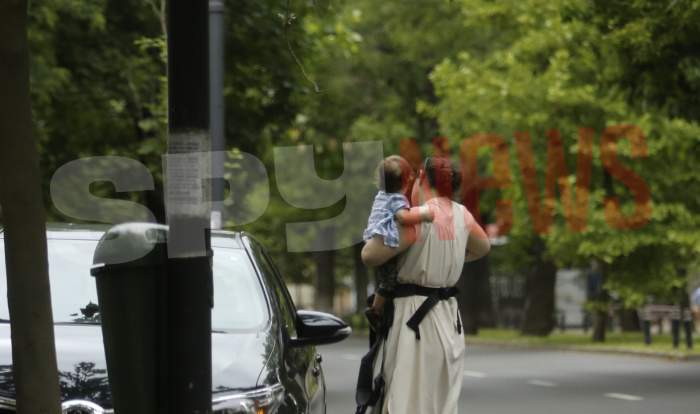 Primele imagini cu nepoțica Didei Drăgan. Chiar nora sa i-a adus-o acasă, în vizită / PAPARAZZI