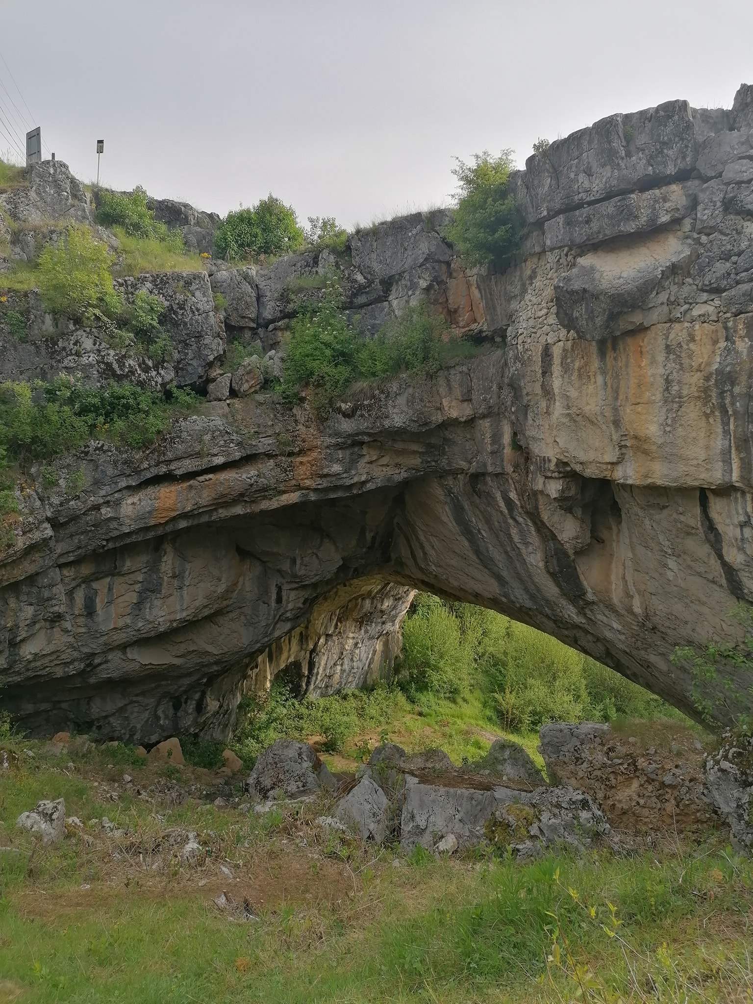 Locul din România unde găsești "Podul lui Dumnezeu". E considerat o minune a naturii. Care este legenda acestui loc minunat / FOTO