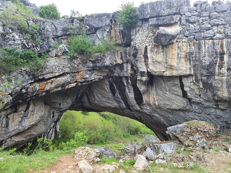 Locul din România unde găsești "Podul lui Dumnezeu". E considerat o minune a naturii. Care este legenda acestui loc minunat / FOTO