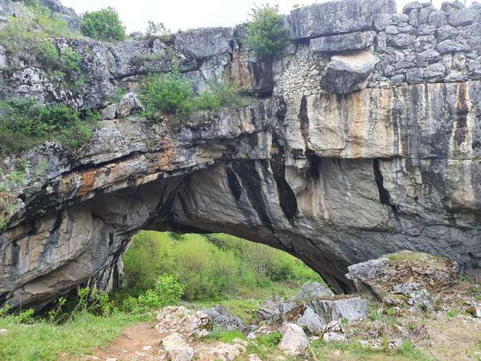 Locul din România unde găsești "Podul lui Dumnezeu". E considerat o minune a naturii. Care este legenda acestui loc minunat / FOTO