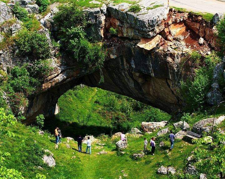 Locul din România unde găsești "Podul lui Dumnezeu". E considerat o minune a naturii. Care este legenda acestui loc minunat / FOTO