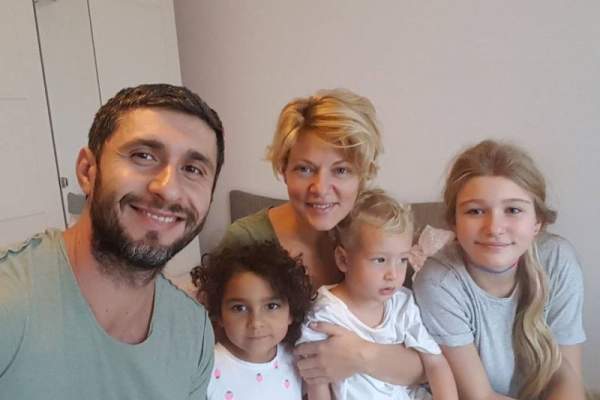 Cum arată copiii lui Dragoș Bucur. Actorul are trei copii în vârstă de 17, 10 și 7 ani