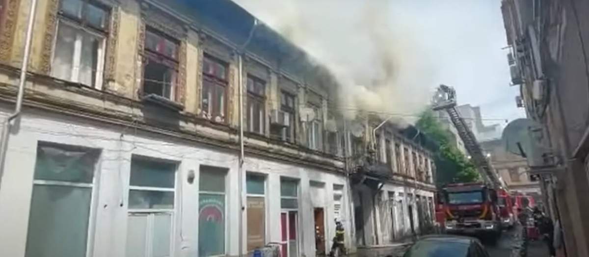 Incendiu puternic în centrul Bucureștiului. O clădire cu două etaje a luat foc / FOTO