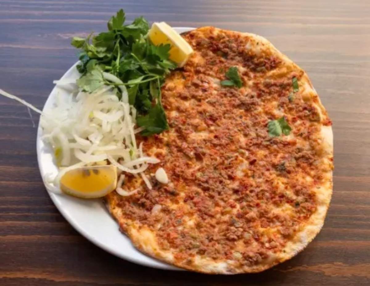 Rețeta „Lahmacun” - pizza turcească. Un preparat pentru weekend