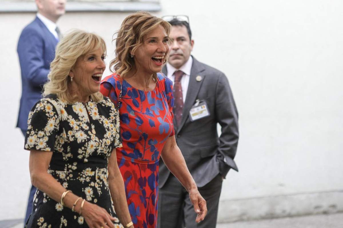Carmen Iohannis și Jill Biden la școala unde sunt mamele și copii din Ucraina Mesajul împărtășit de Jill Biden, după întâlnirea cu mamele din Ucraina: „Sunt recunoscătoare!” / FOTO