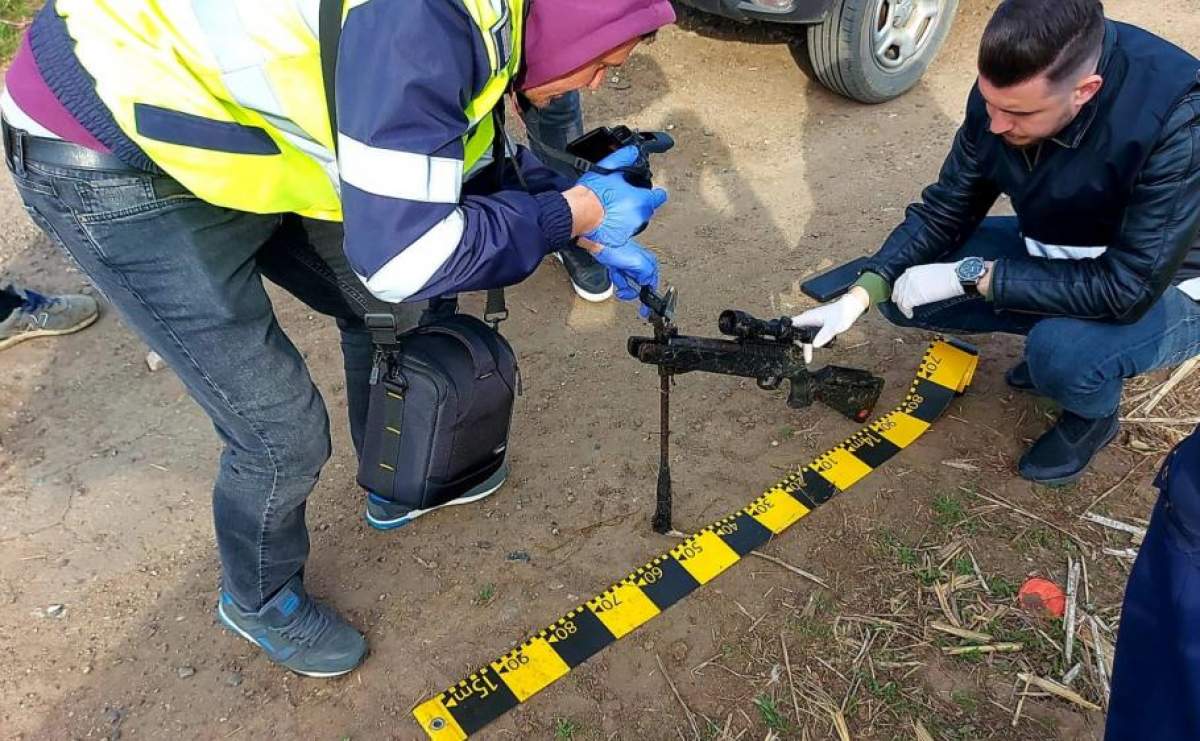 O pușcă cu lunetă a fost găsită la gunoi, în Botoșani. Arma a fost îngropată de un tânăr