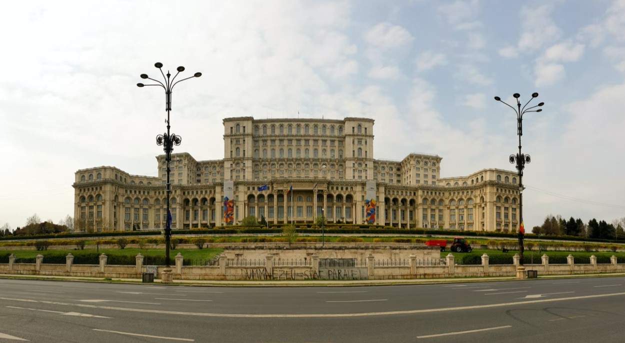 Orașul din România unde găsești a doua cea mai mare clădire din lume! Ai știut?