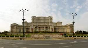 Orașul din România unde găsești a doua cea mai mare clădire din lume! Ai știut?