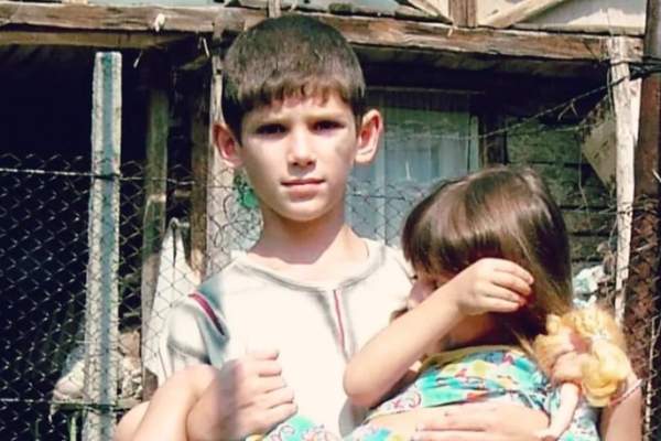 Îl recunoști? Acum este celebru la Te cunosc de undeva! Așa arăta în copilărie: "Urâți în curte"