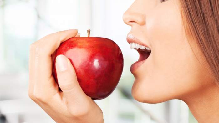 De ce nu e bine să mănânci mere seara. Puțini știu ce se poate întâmpla în corpul lor