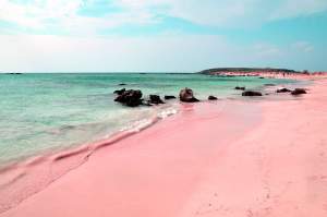 Plaje cu nisip roz, negru sau auriu aproape de România. Care sunt cele mai frumoase / FOTO