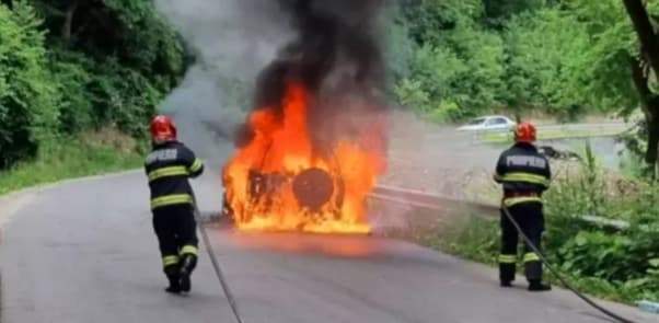 Incendiu puternic pe o stradă din Sibiu. O mașină a luat foc în mers / FOTO