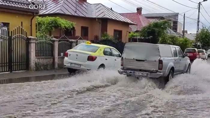 Prăpăd în România după codul galben de furtuni. Mai multe orașe din țară au fost inundate