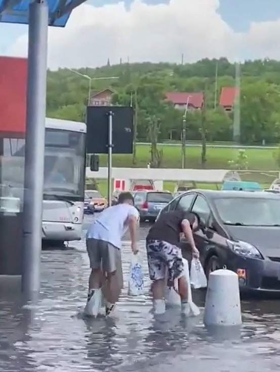 Prăpăd în România după codul galben de furtuni. Mai multe orașe din țară au fost inundate