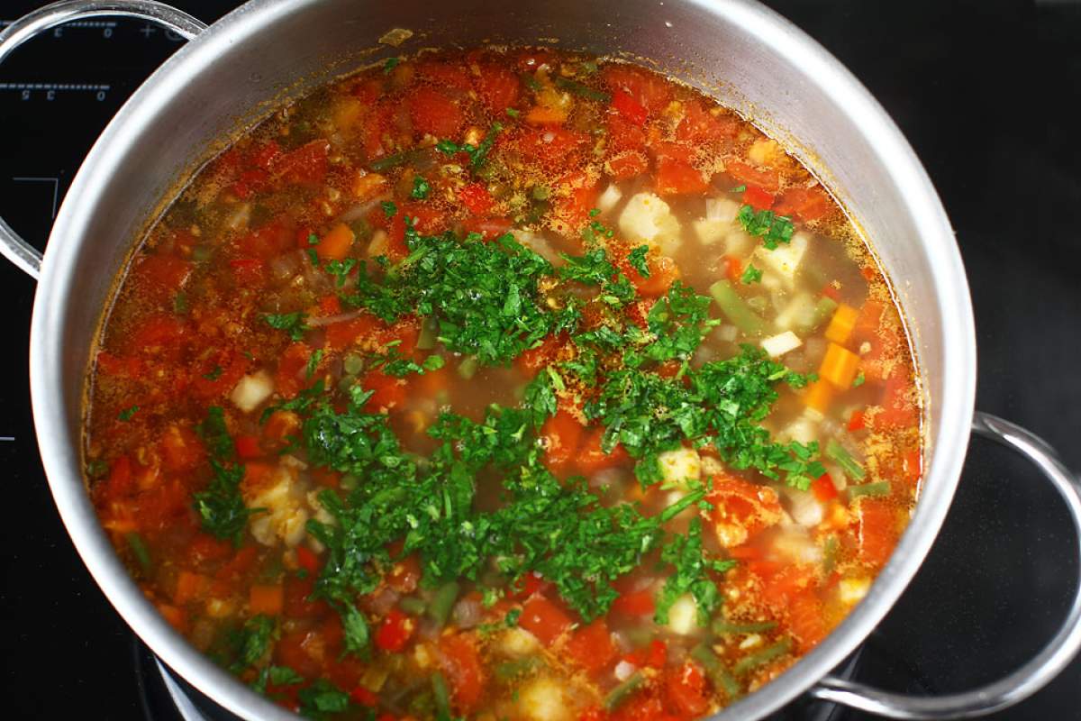 Rețetă de Rusalii - Ciorbă de verdețuri cu legume și smântână. Preparatul care nu trebuie să lipseacsă de pe masă în această zi sfântă