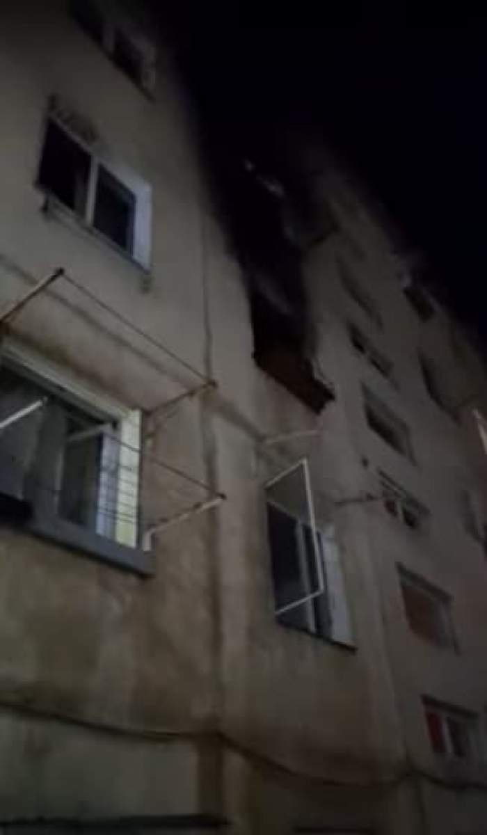 Incendiu puternic într-un bloc din Arad. Zece persoane au avut nevoie de îngrijiri medicale / FOTO